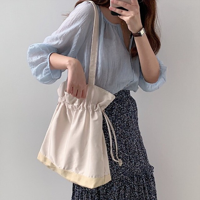 巾着バッグ レディース バッグ 鞄 カバン かばん 送料無料 2色 巾着バッグ ショルダーバッグ 肩がけ 肩掛け 収納 多収納 四角 かわいい 大人可愛い きれいめ 上品 エレガント 清楚 フェミニン おしゃれ お洒落 こなれ感 ラブリー キュート ガーリー 無地 OL 通勤 学生 通学 デート お出かけ 女子会 大きめ ブラック ホワイト 黒 白 春 夏 秋 冬 オールシーズン 10代 20代 30代 40代 韓国 韓国系 普段使い プレゼント ファッション コーデ トレンド インスタ映え