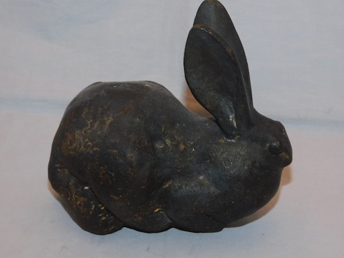 鉄製兎 Iron rabbit statue