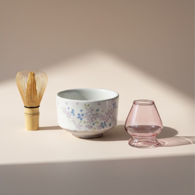 WACHA 桜 抹茶スターターセット（美濃焼）｜桜しずく 青桜 抹茶碗＋80本立て茶筅＋ピンクガラスくせ直し＋さくら柄風呂敷｜春の抹茶ギフト
