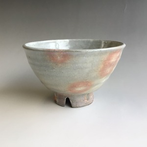 ご飯茶碗　粉引き蛍手　割高台