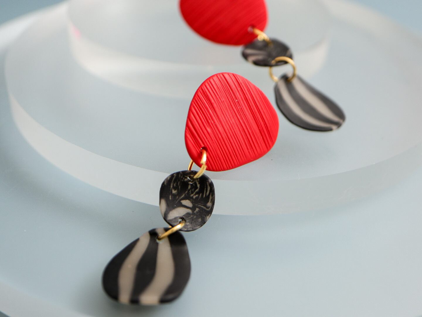 ブラッククリアボーダー 赤 3連 イヤリング・ピアス / 56 | IROCHIKA