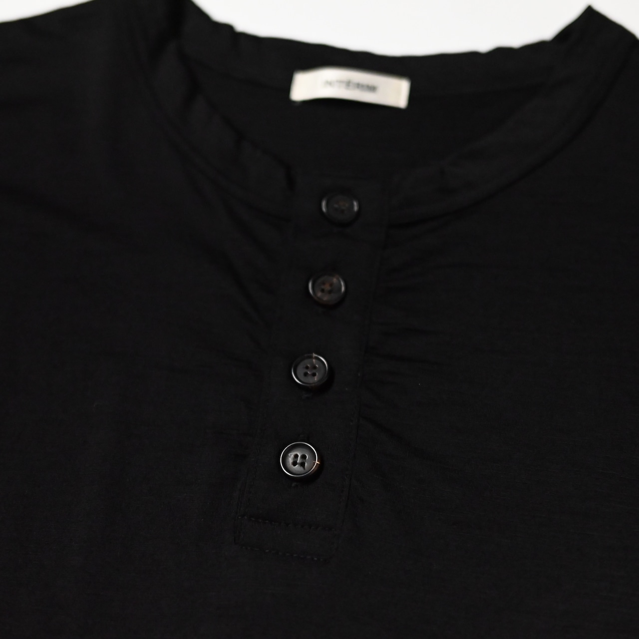 INTERIM / EXTRA FINE MERINO WOOL JERSEY HENRY OVER S/S TEE