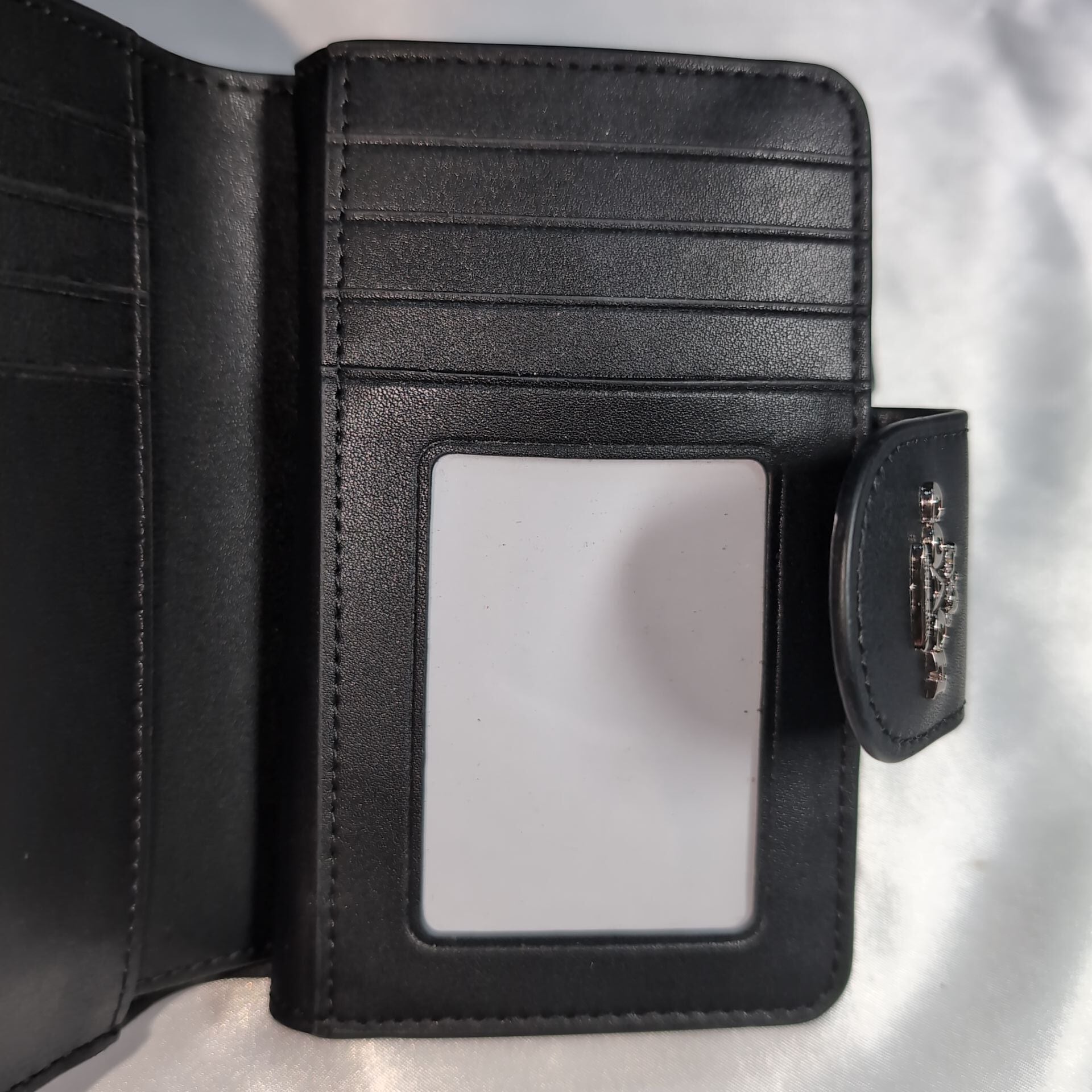 ほぼ未使用 コーチ シグネチャー 型押し 2つ折り財布 ラウンドジップ ブラック COACHコーチ 二つ折り財布 ミディアム コーナー ジップ ウォレット