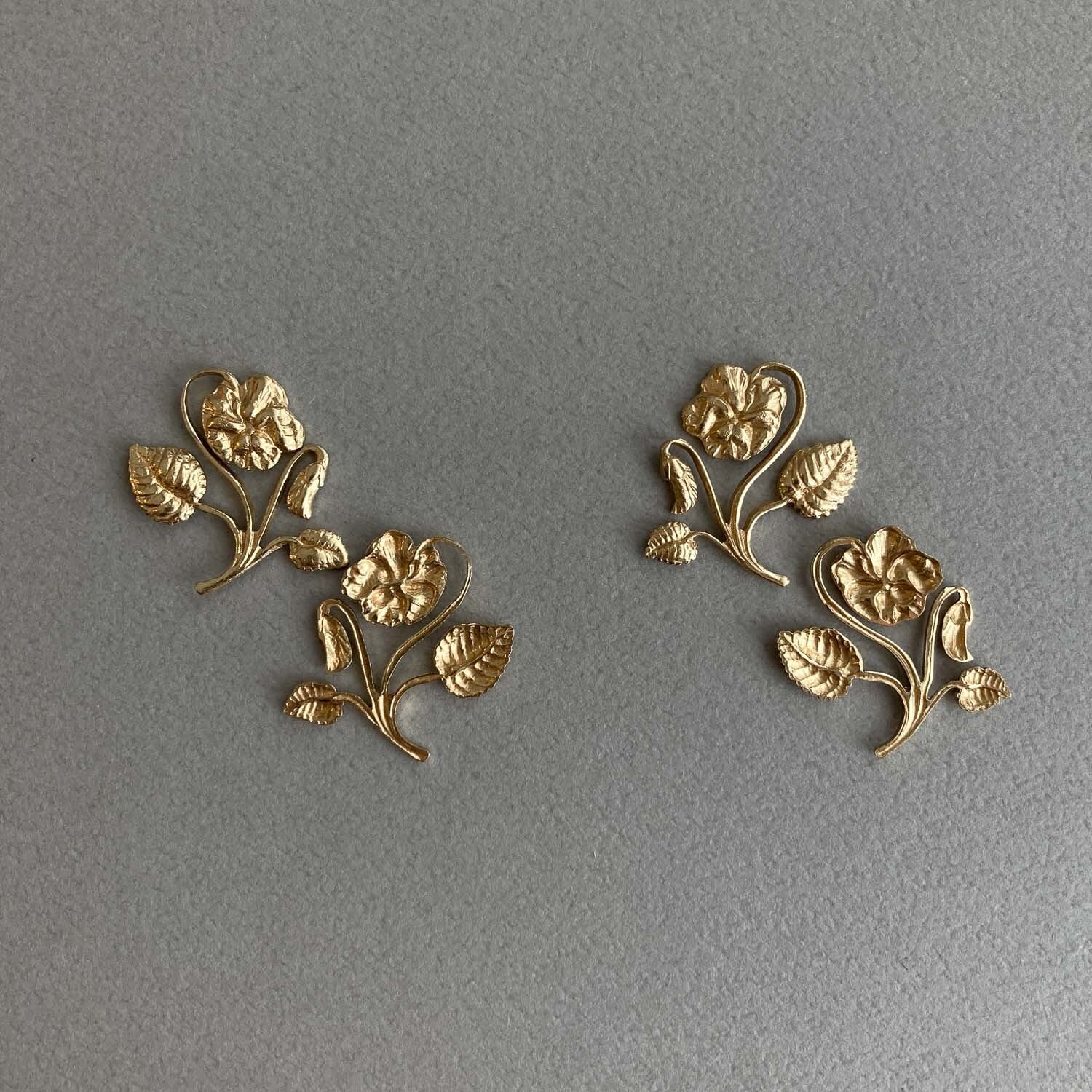 〈最終入荷〉USA真鍮 パンジー風お花プレート | Dua-アクセサリーパーツショップ