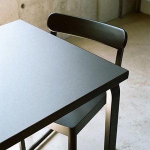 アトリエ チェア ビーチ ブラック ナチュラルラッカー［ アルテック ］