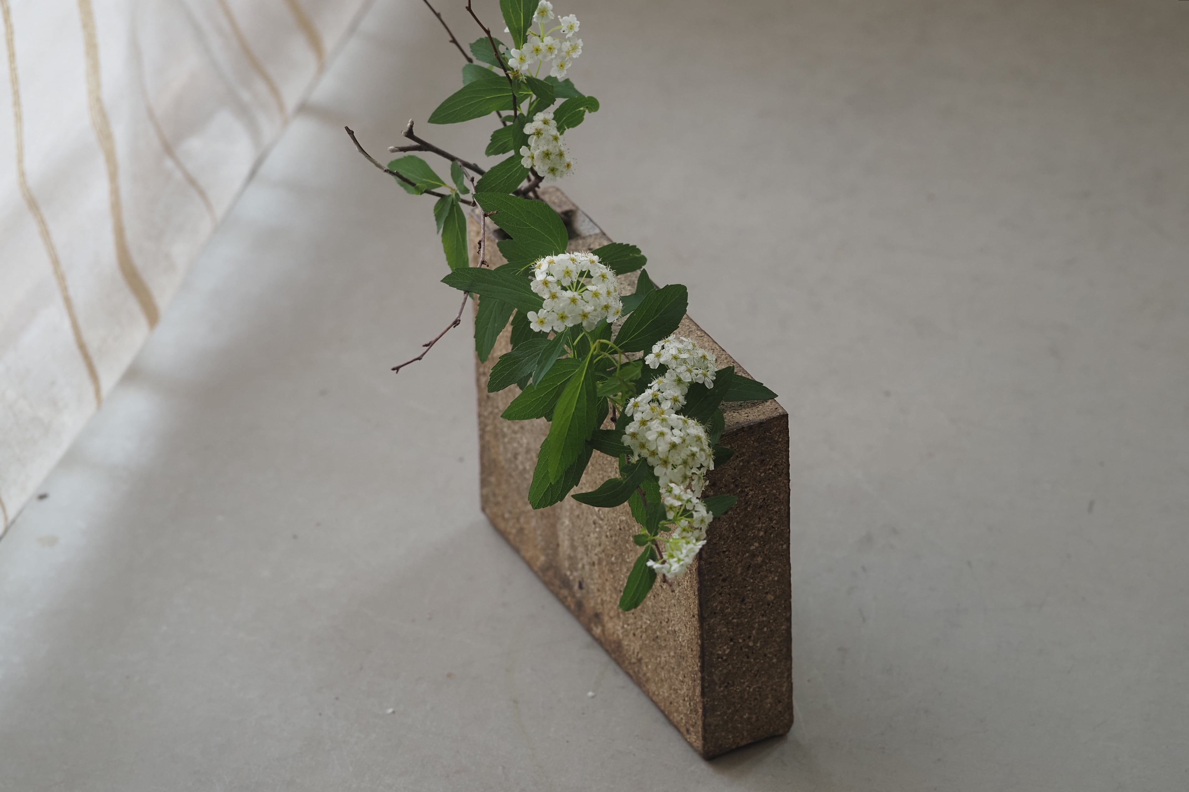村上躍 白化粧壁掛 花器 未使用品 村上 躍 77. 白灰化粧箱型花器 | 陶屋なづな
