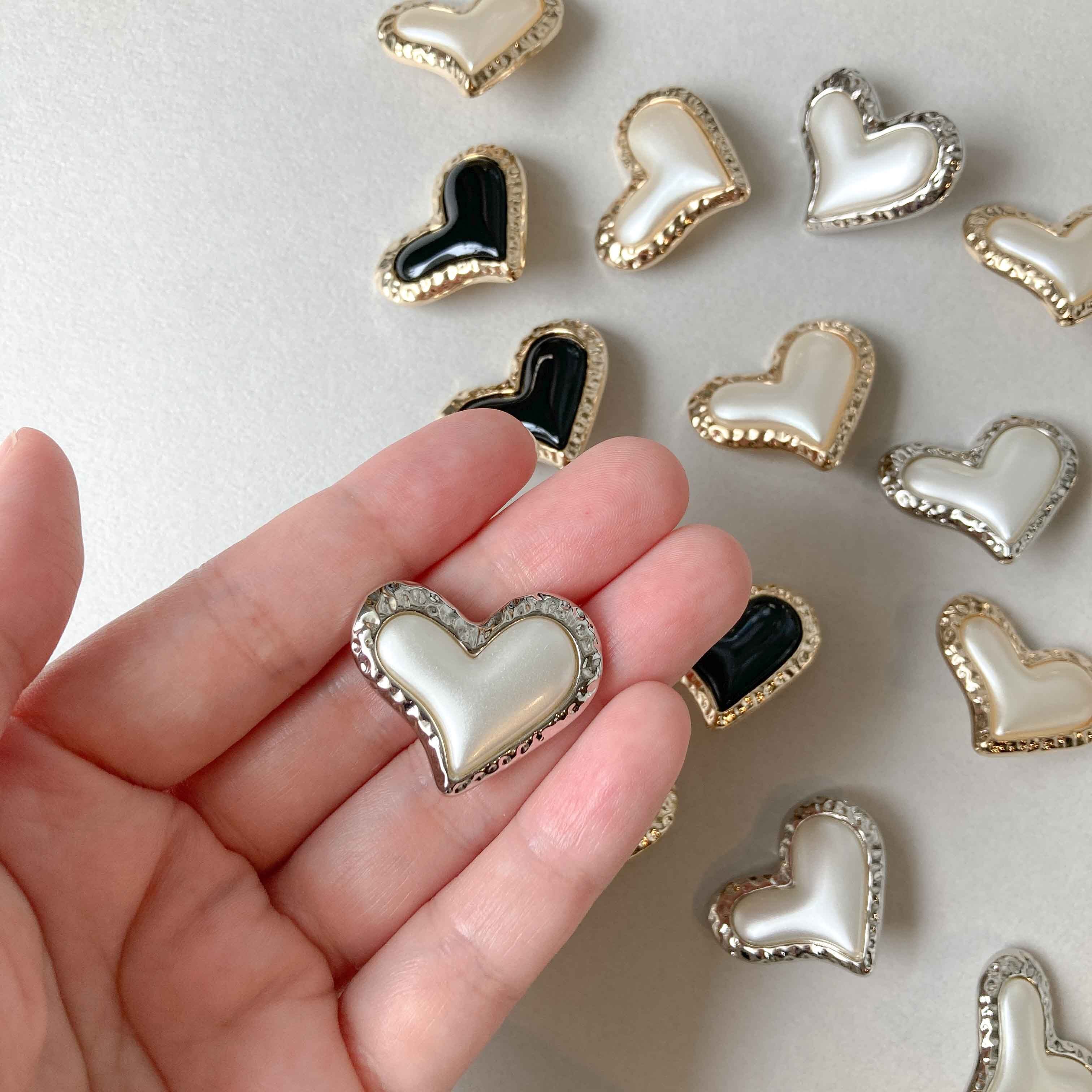 新色追加〉でこぼこニュアンス縁の歪ハートボタンM（28mm） | Dua