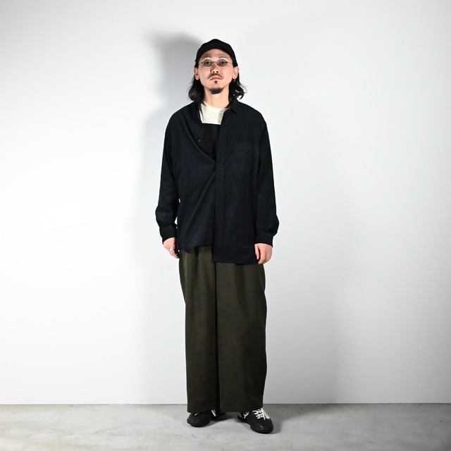 細畝コーデュロイシャツとスラックスを合わせたコーディネート〇