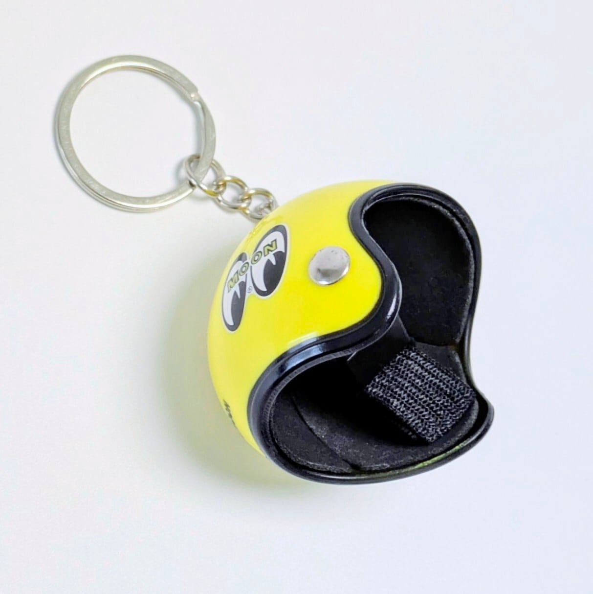 【 MOONEYES 】 MOON ヘルメットキーホルダー / バイクヘルメット / ホットロッド〚アメリカン雑貨 アメトイ〛