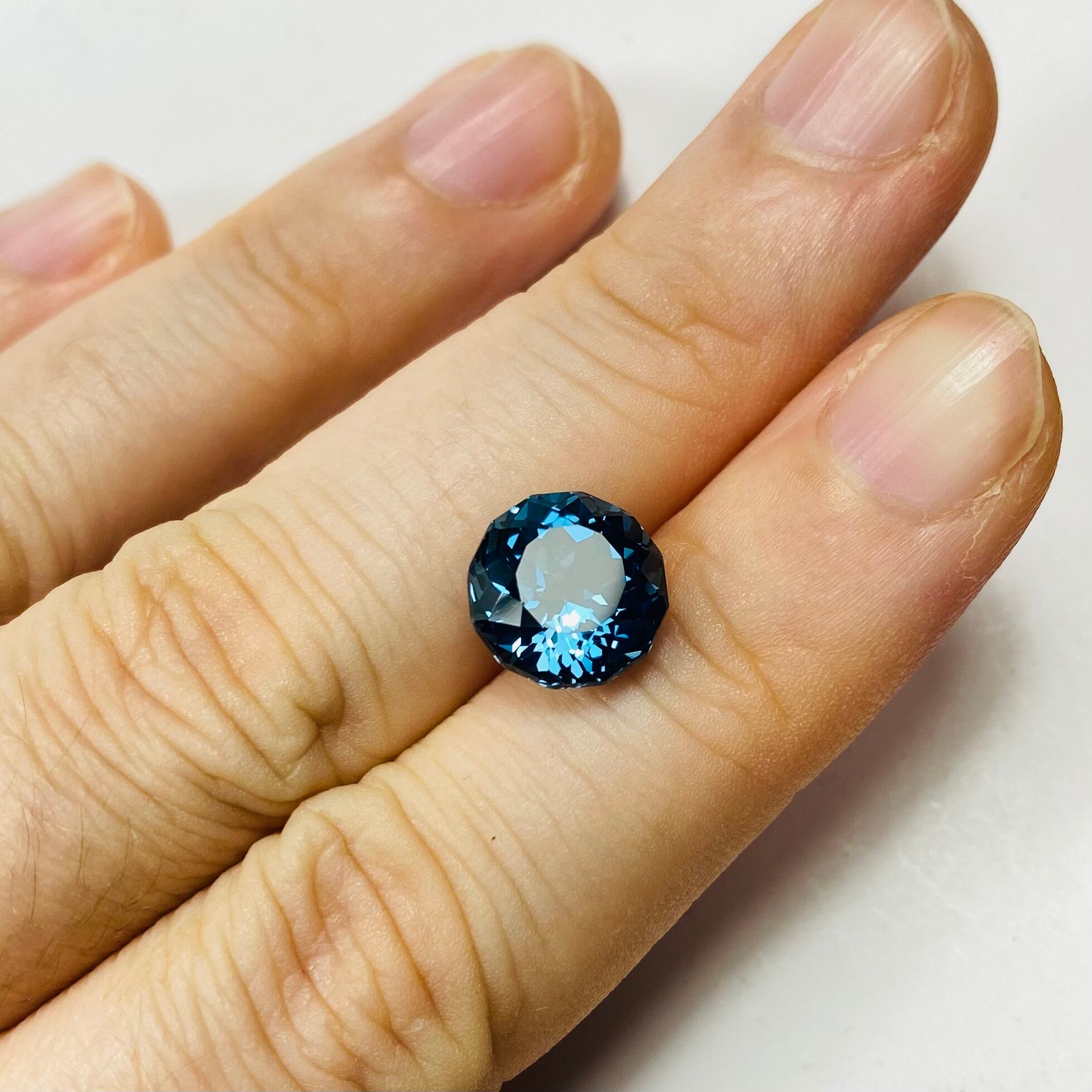 吸い込まれるロンドンブルートパーズ