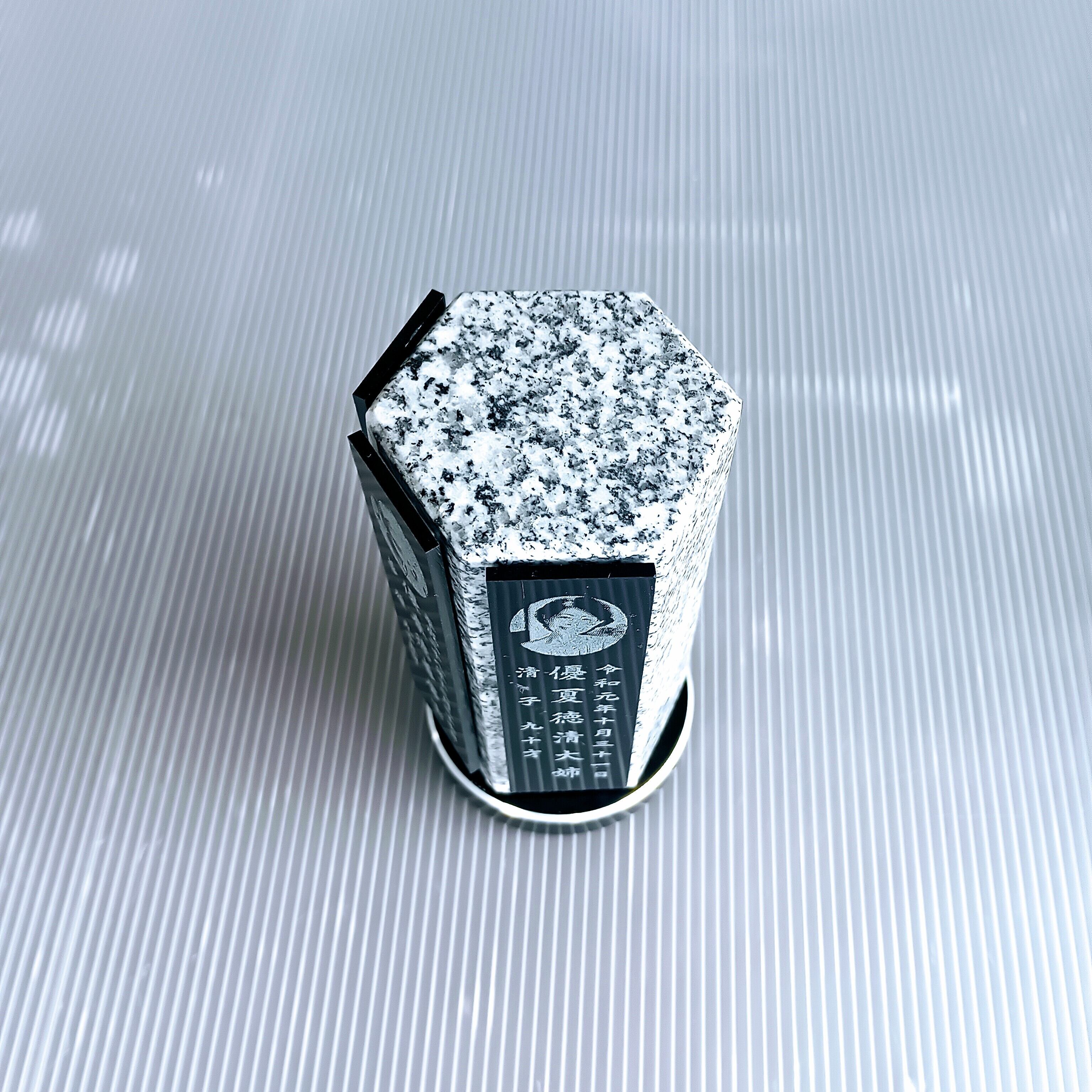 回転位牌 6人用悠想天回 6R60A白 3名様分