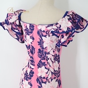 フラダンス 衣装 ワンピース ドレス ピンク系 CC Fashions ハワイ製 ハイビスカス柄 モンステラ柄 プルメリア柄 ハワイアンプリント アロハ フラ ダンス レッスン 練習 フリル袖 かわいい おしゃれ 上品 華やか 鮮やか パープル系 ホワイト系 ピンク 紫 白 女性用 カラフル 楽しい フェスティバル パーティー プリント柄 豪華 エレガント 可愛い系