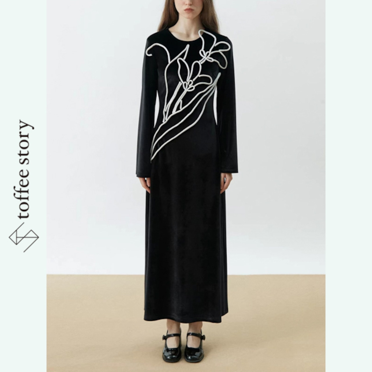 黒に浮かぶ白花の調べ：マキシブラックドレス《XU0274》