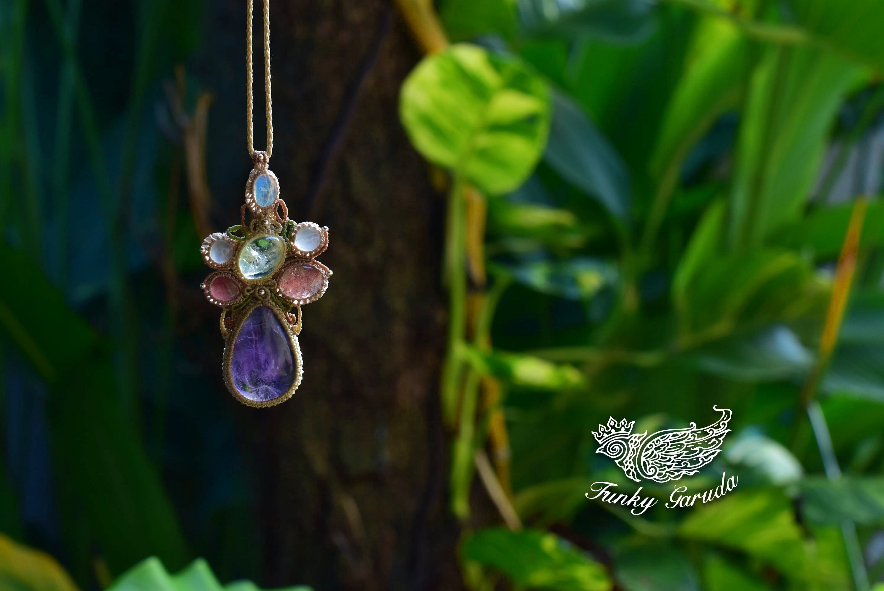 咲き誇るファンタジーの世界★ムーンストーン・アクアマリン・アメジスト..マクラメペンダントame008