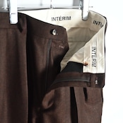 INTERIM / INDIA WOOL CLASSIC HERRINGBONE WITH LEATHER PIPING 2-TUCK STRAIGHT SLACKS