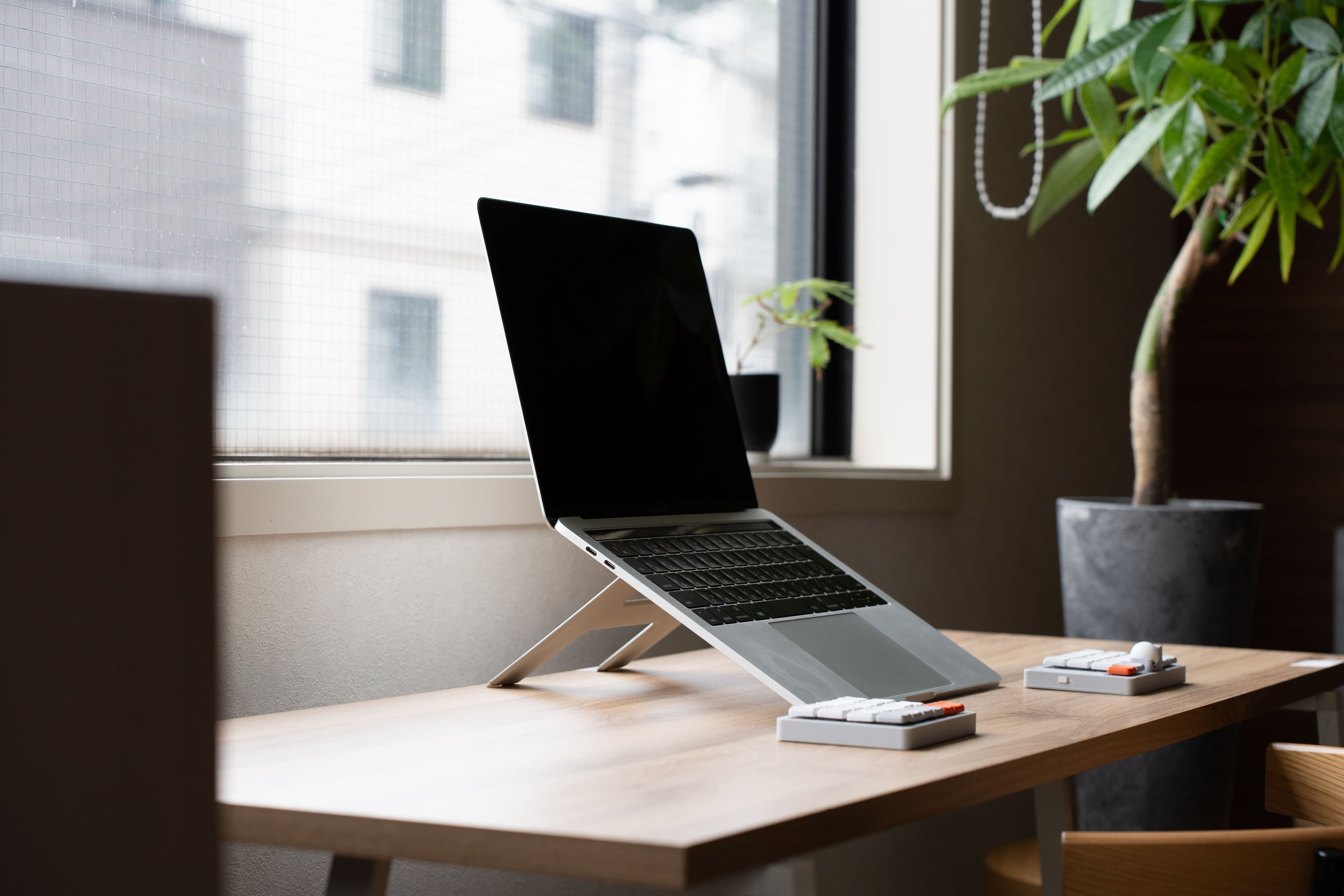 薄型PCスタンド UUUK（ウーク） 目線も気分も上げる薄型PCスタンド「UUUK（ウーク）」 | drip公式