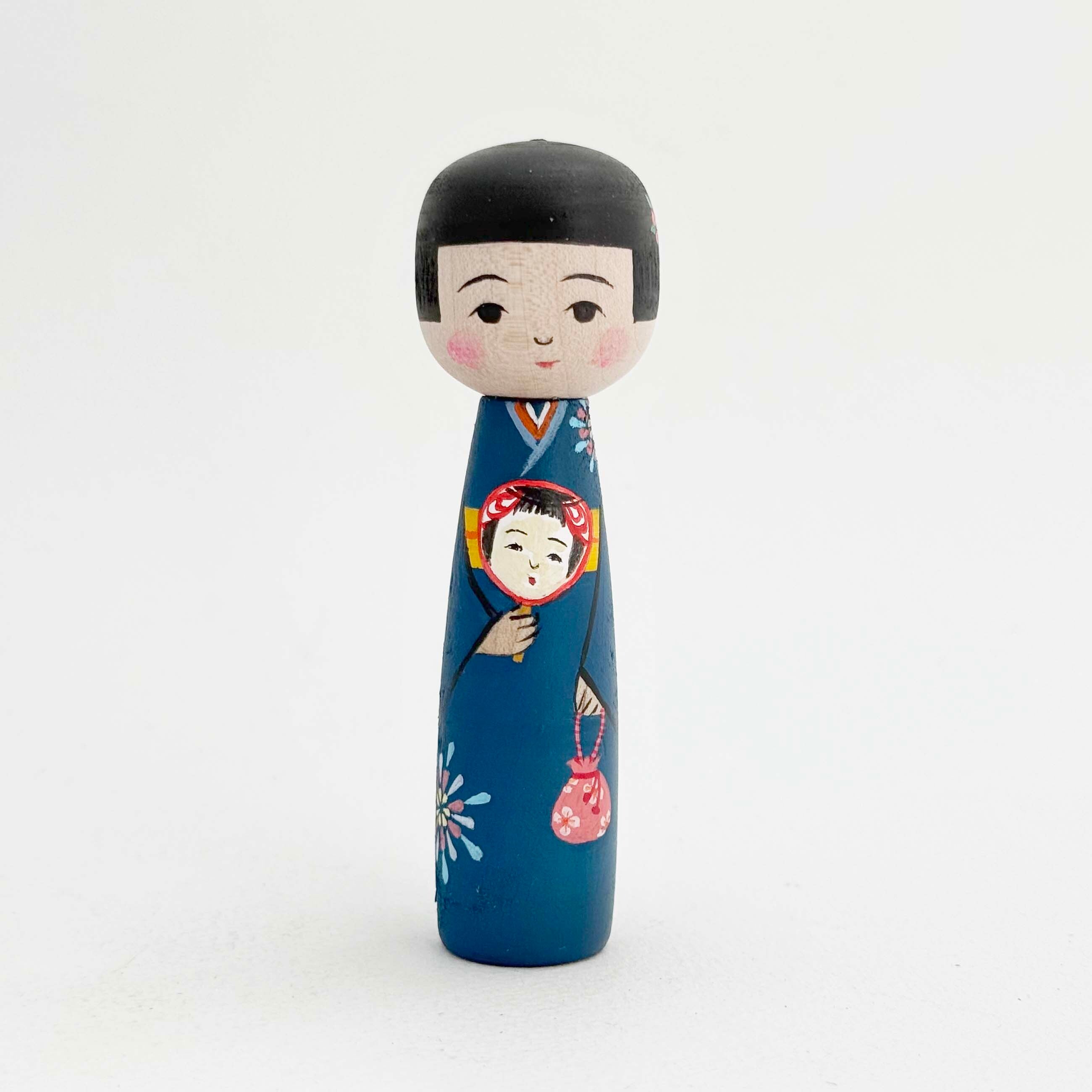 こけし団扇をもつ花火娘（笹原綾作）