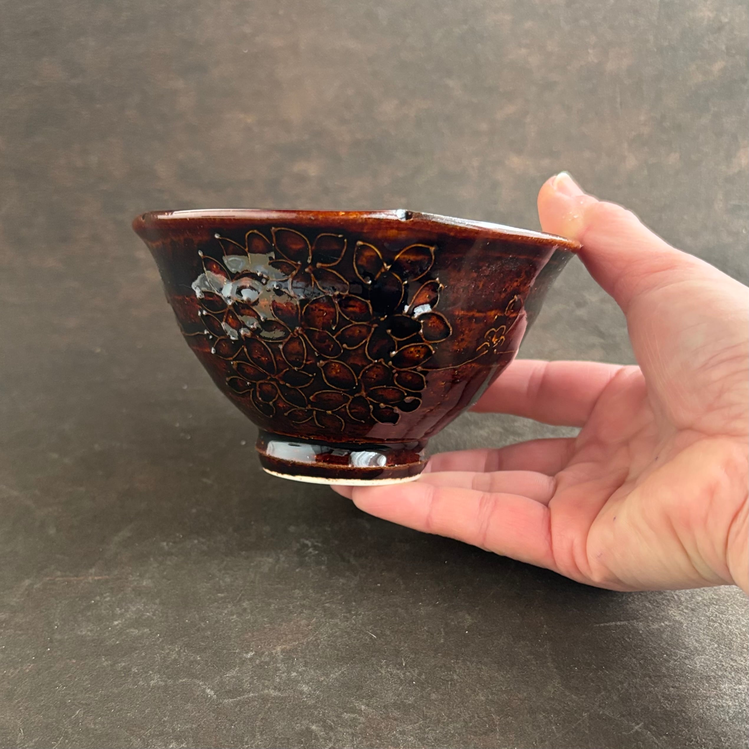 土和のルリエフ　飴釉　お花形ご飯茶碗