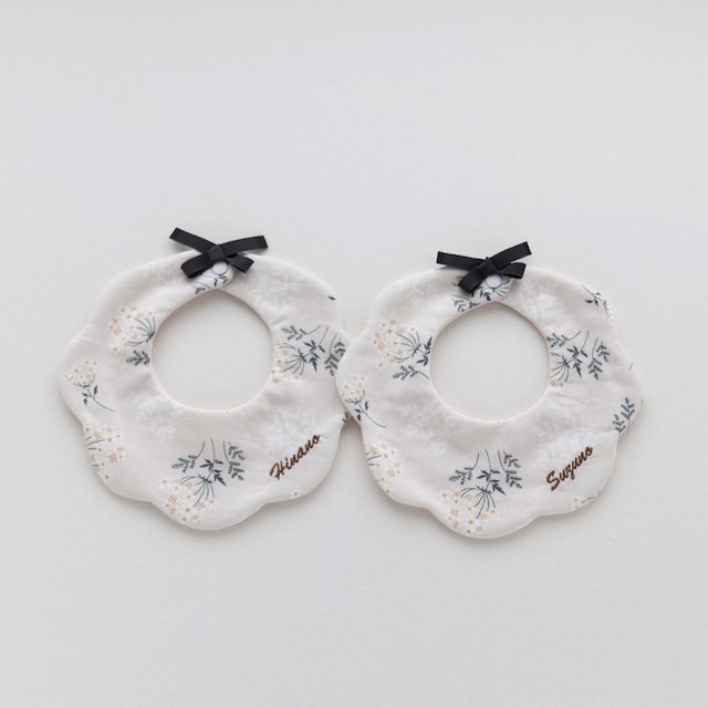 レースフラワーグレージュ 小さめ花スタイ 名入れ