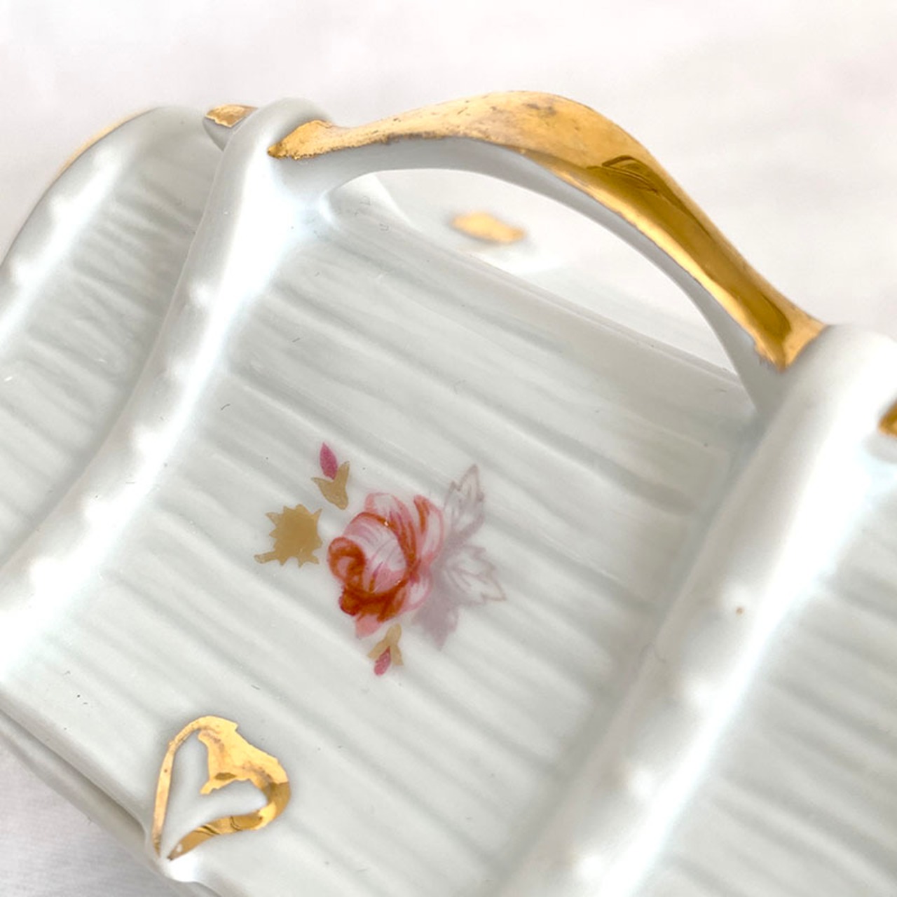 ボンボニエール　小箱型　宝箱　リモージュ　白磁の小物入れ　楊枝入れ　手描きバラ金彩 12twcs4