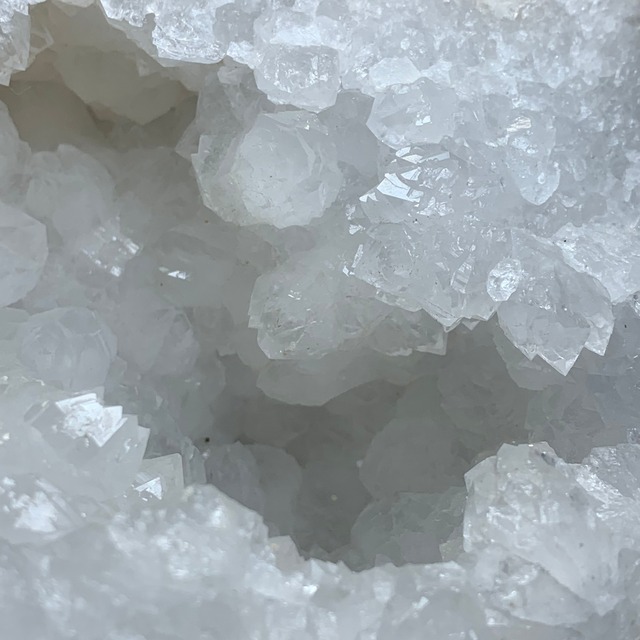 モロッコ産水晶ジオード×フローライトハリネズミ ~フローライトハリネズミが住み着いているシリーズ~