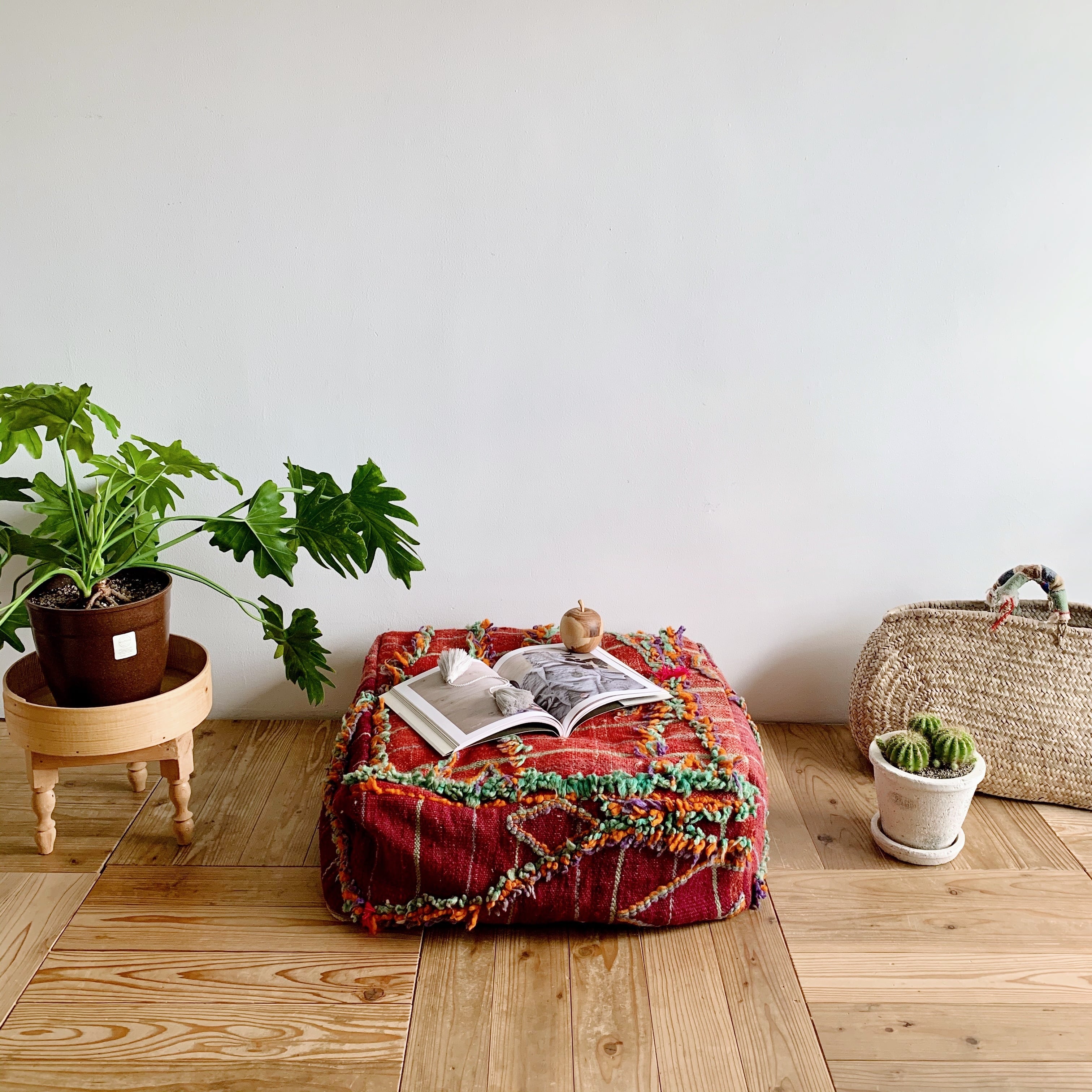 オールドキリムをリメイクしたプフ