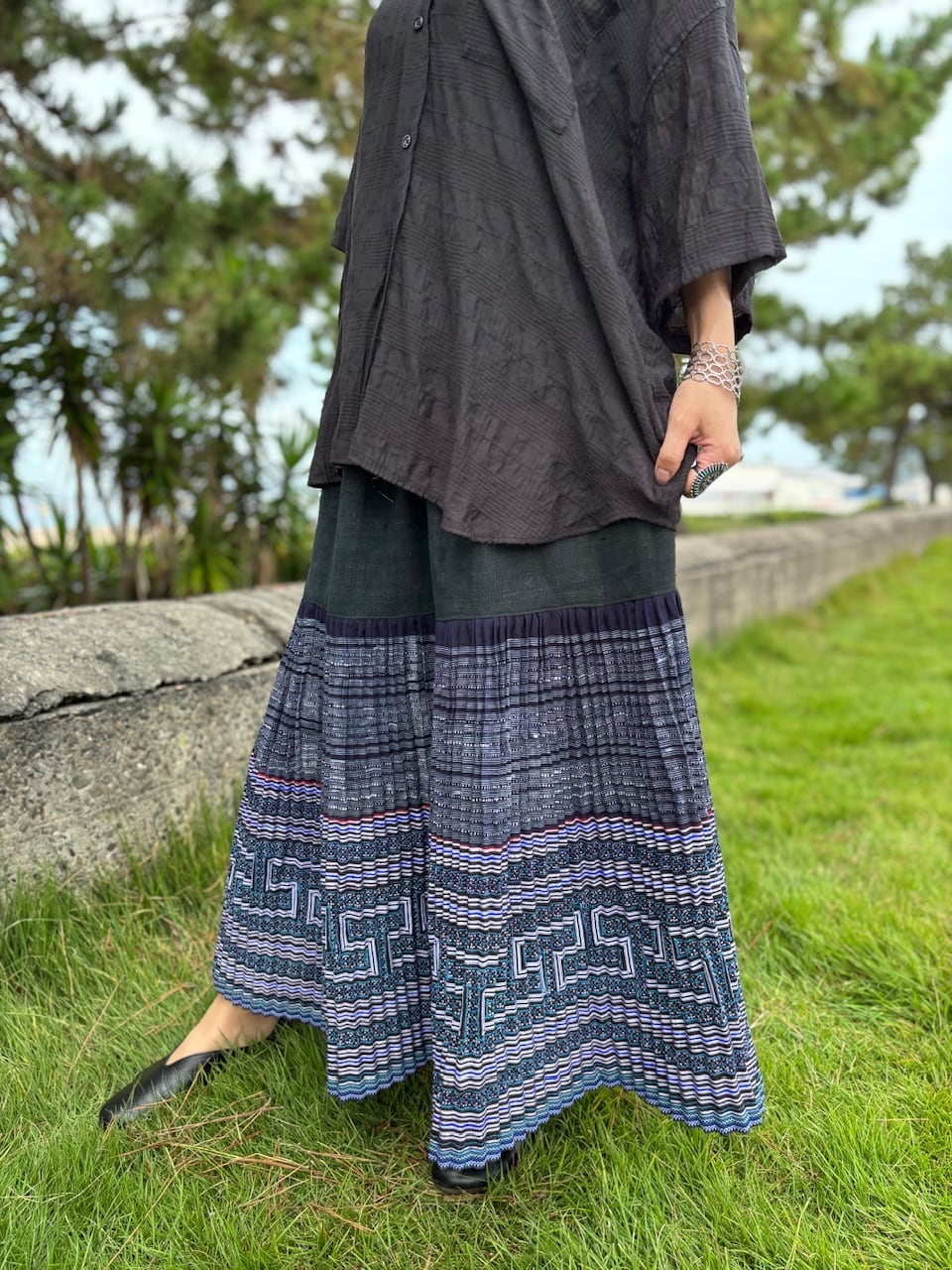 モン族スカート 055 ロング 刺繍 裾ボリューム 贅沢に巻きスカート一枚