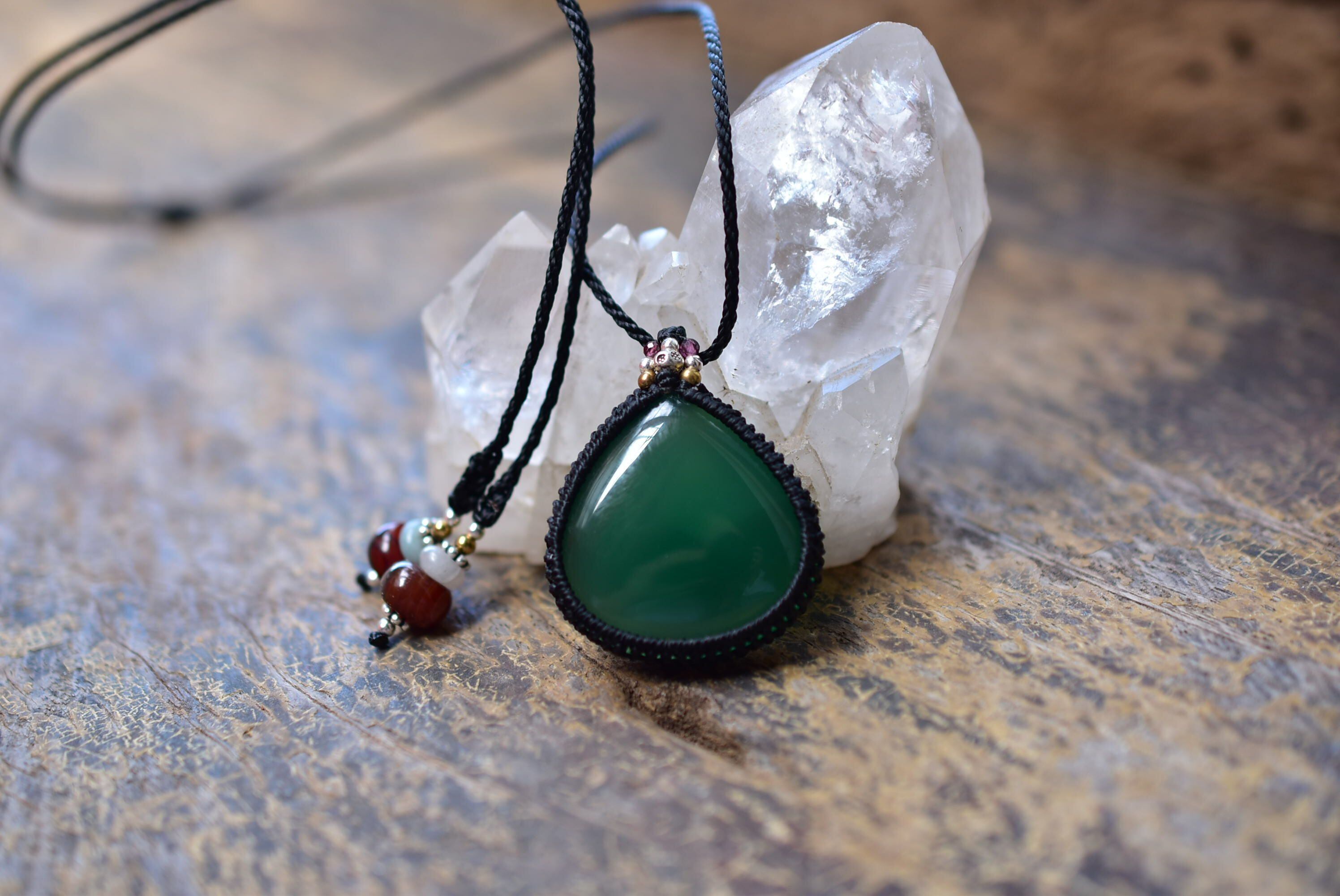 グリーンアゲートの極小マクラメネックレス