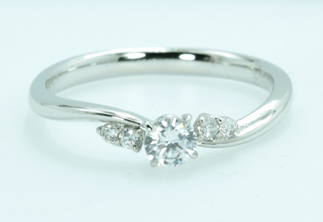 ジルコニウム婚約指輪　ウエーブエンゲージ（指が長く見える）サイドダイヤ４P（0.2ct）