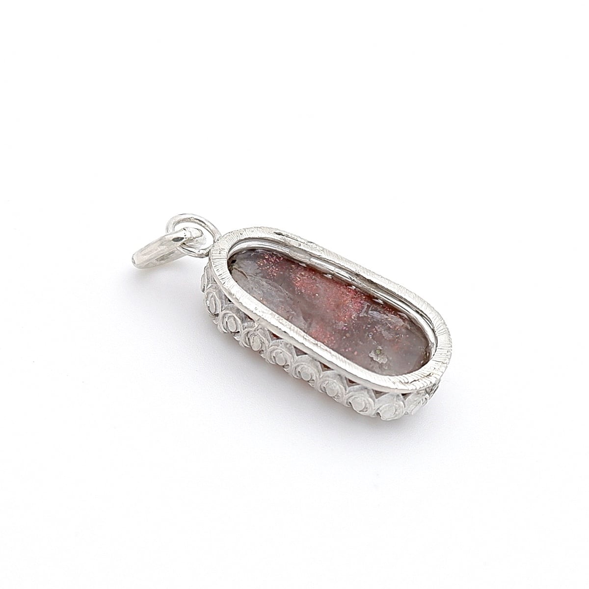 タンザニア産パープルヘイズサンストーンの飾り枠ペンダント ～幻惑の