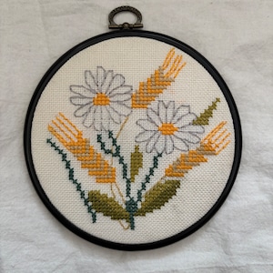 デイジーと麦の刺繍の壁飾り