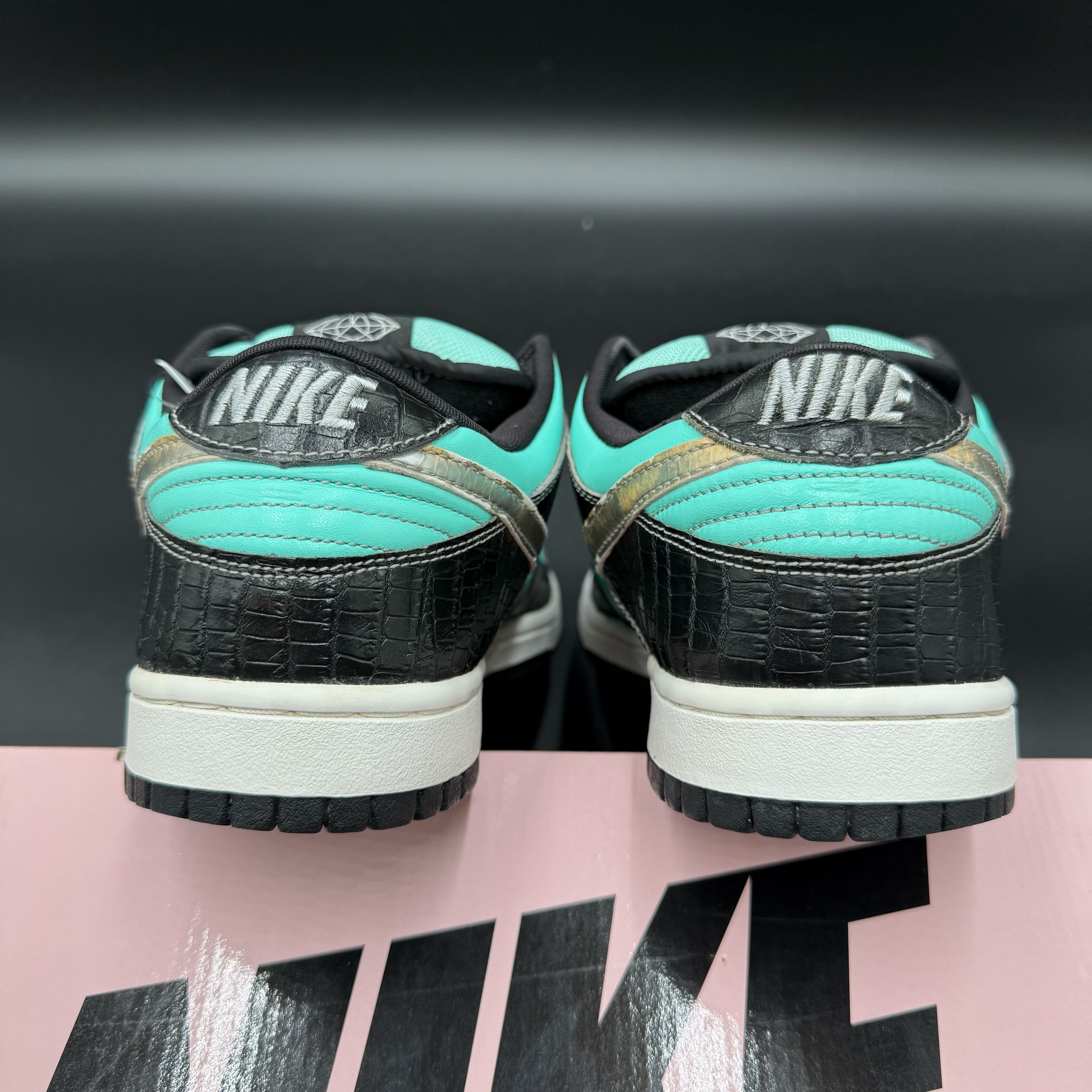 SB DUNK LOW DIAMOND SUPPIL CO. TIFFANY 304292-402 | Nova Plug