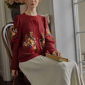 ロマンティックなバーガンディ：花束刺繍のクラシックカーディガンY0167