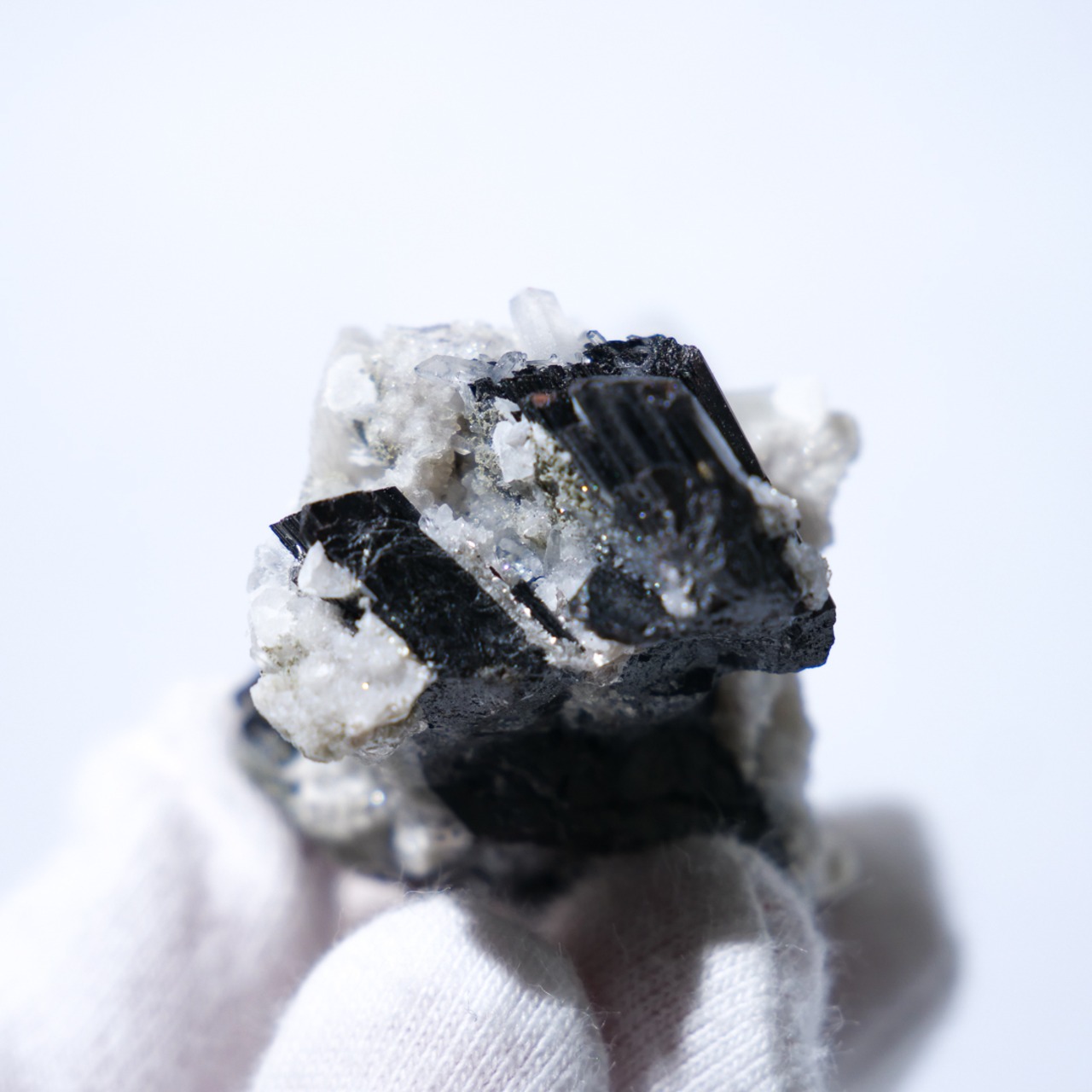 ヤオガンシャン産 ブラックトルマリン クォーツ 共生 / 原石 標本【H_1】