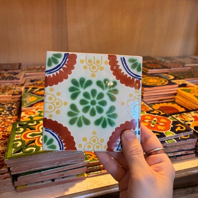 Mexico Talavera tile　メキシコタラベラタイル　009　草木柄　フラワー　イエロー　ホワイト　10cm　コースター　鍋敷き　DIY　モザイクタイル　柄タイル　室内壁　室外壁　デザインタイル　レトロ　アートタイル　ハンドメイド