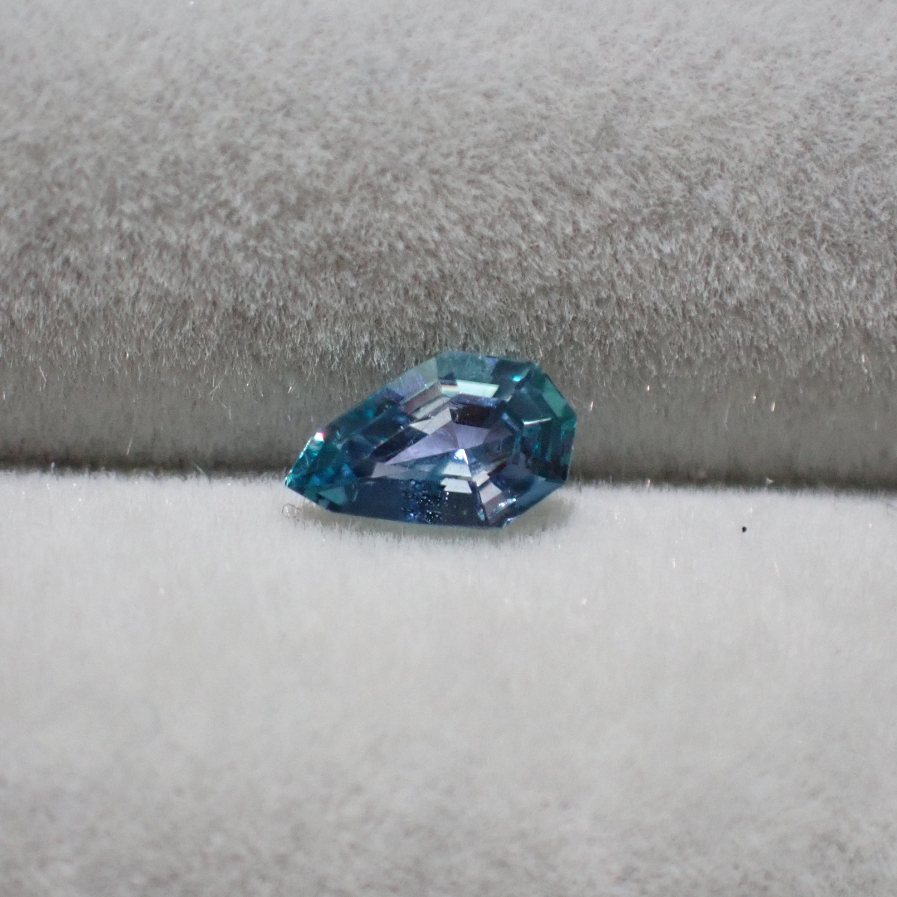 多色性◎ブルーグリーン×パープルコーネルピン0.261ct | 宝石ルース 