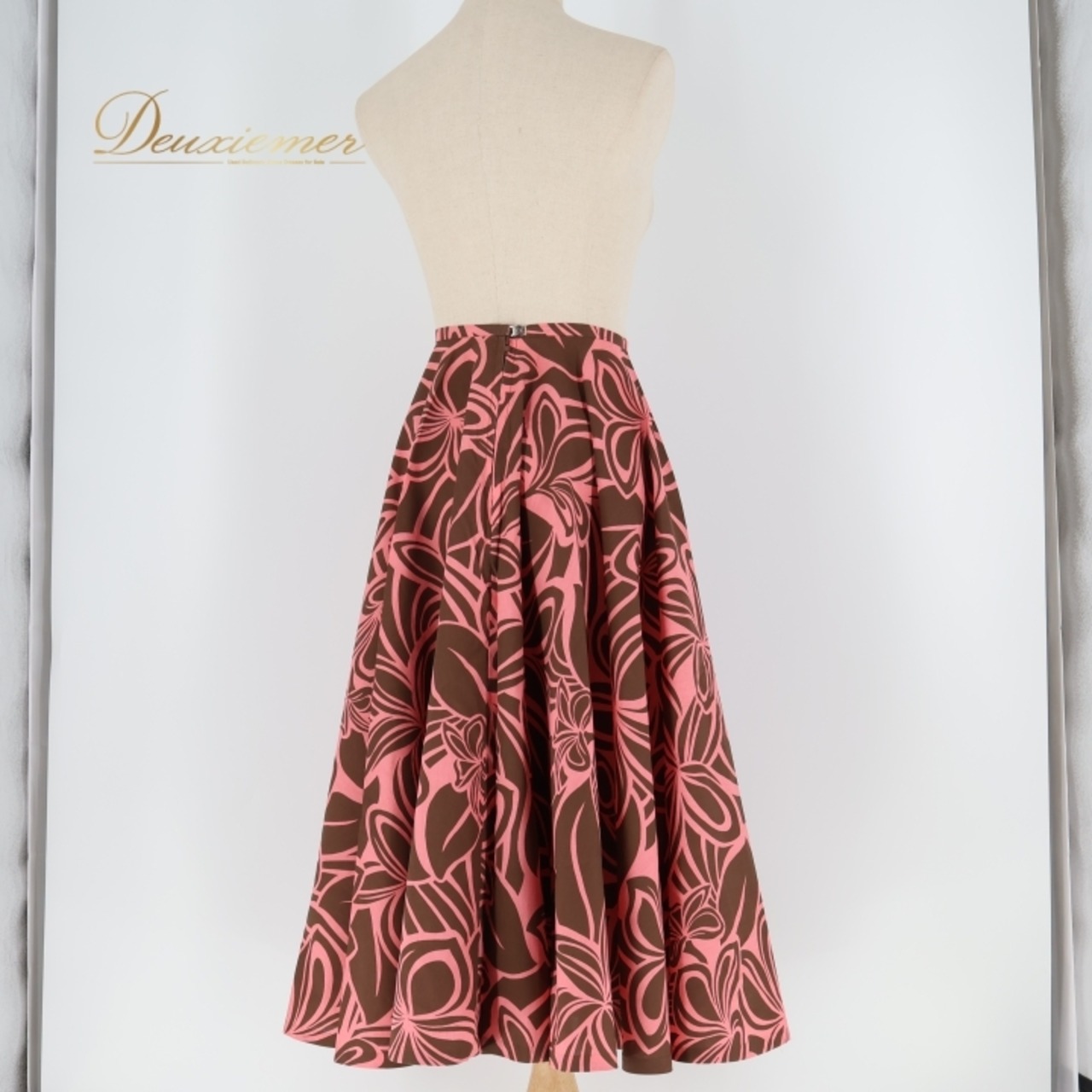 フラダンス 衣装 スカート ブラウン系 プルメリア柄 ハワイアンプリント アロハ フラ ダンス レッスン 練習 花柄 フラワープリント ピンク系 茶 ピンク かわいい おしゃれ 華やか 上品 ふんわり フレアスカート 大人っぽい アロハシャツ フラダンスイベント ダンスウェア 夏用 コーディネート シンプルデザイン リゾートファッション レディーススカート カジュアル おしゃれな装い