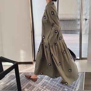 フラワー刺繍　　シャツ   ティアードドレス〈１カラー サイズF〉