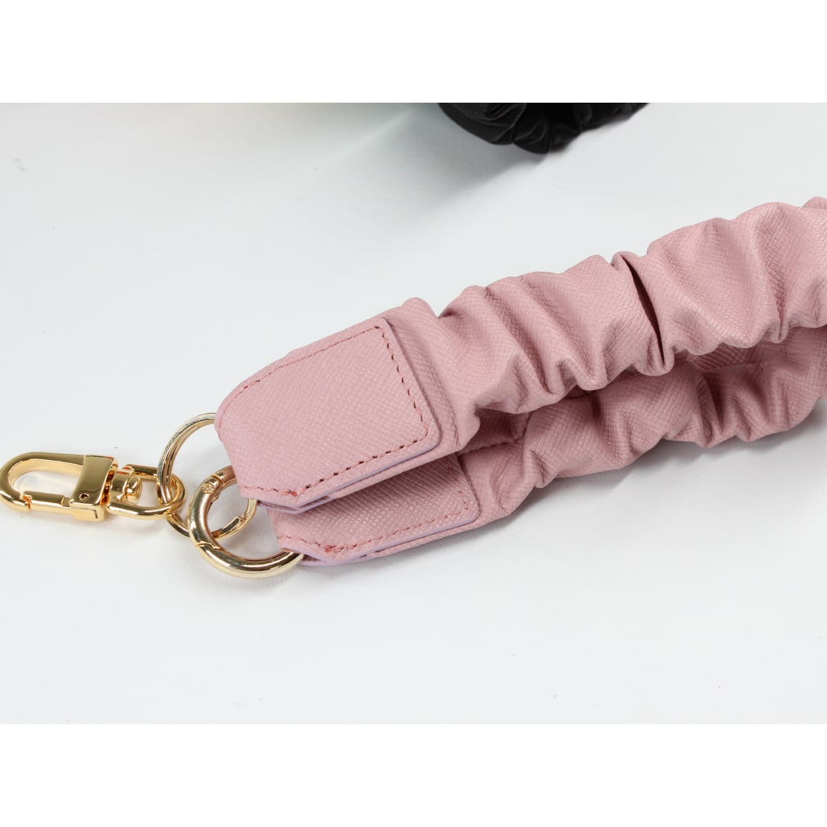 アウトレット》サフィアーノ型押し ハンドストラップ <シュシュ風