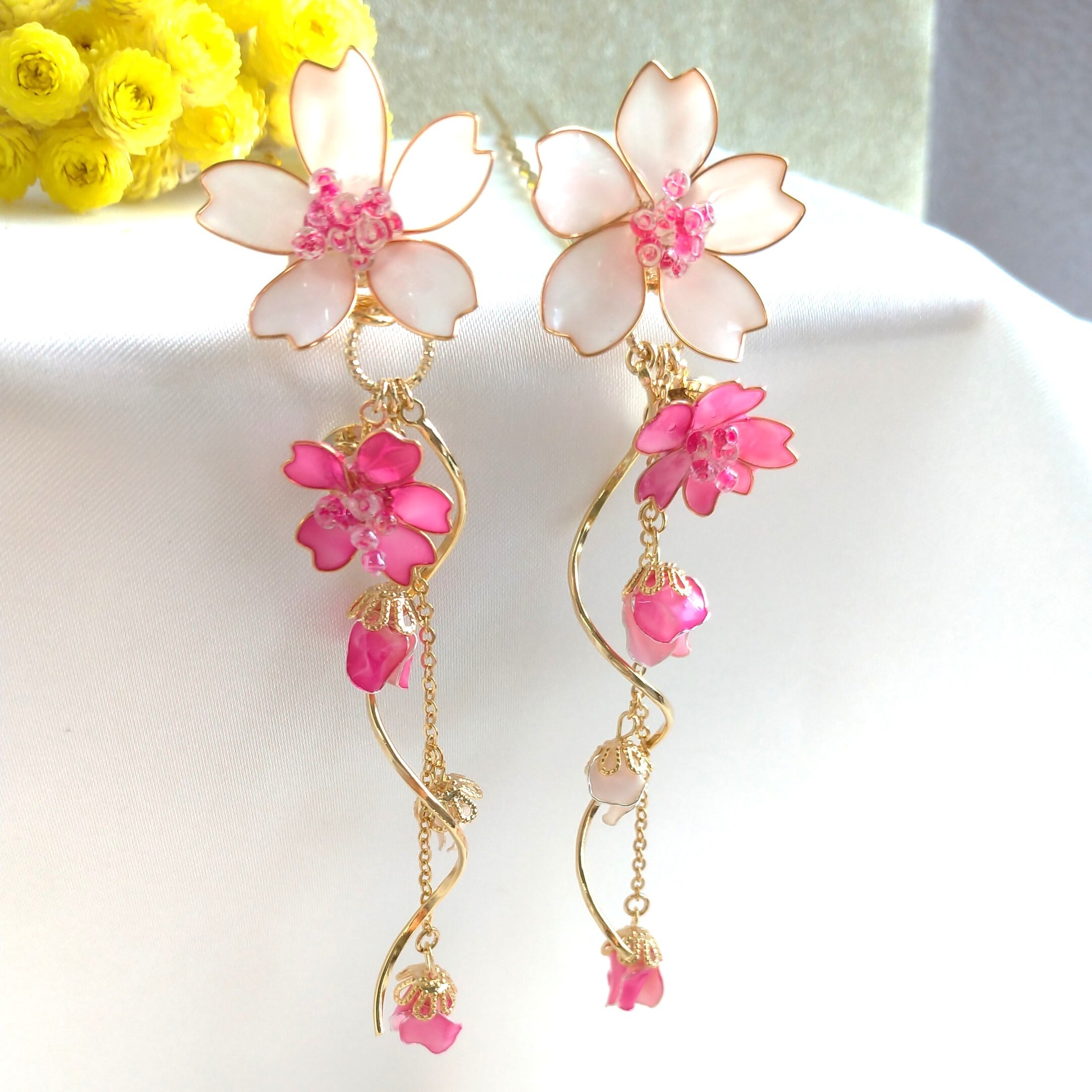 桜とつぼみの揺れる板バネクリップイヤリング | verre