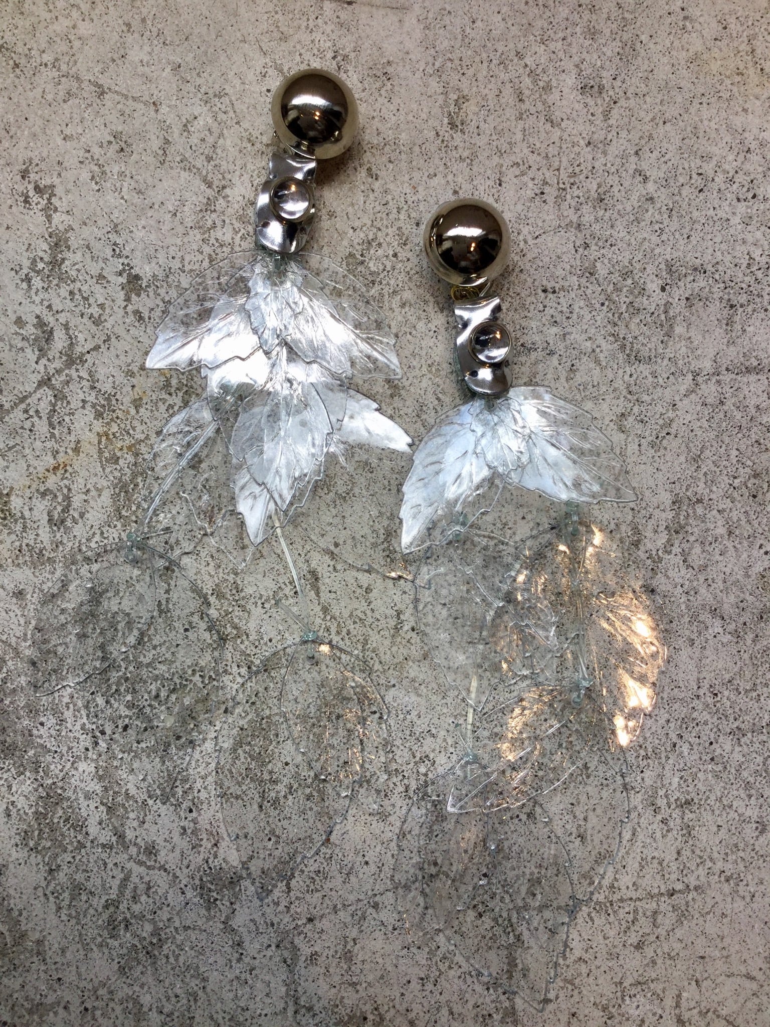 FUMIE=TANAKA   glass leaf earrings  (CLEAR)