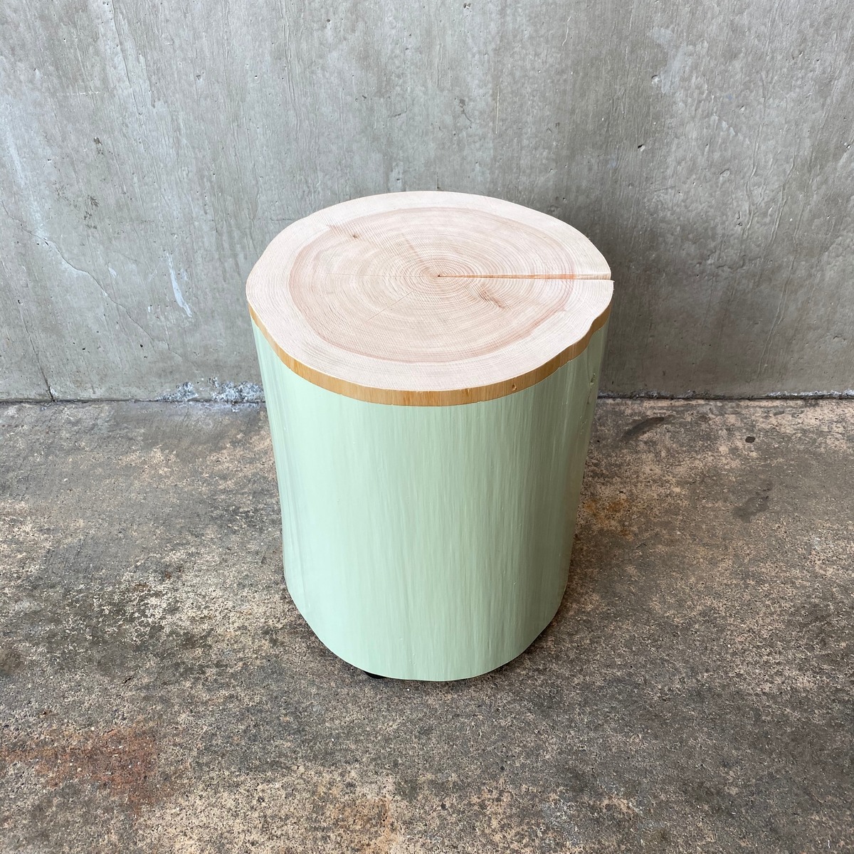 ペンキを塗った切り株スツール(pale olive) 31cm | 公工藝 オリジナル 