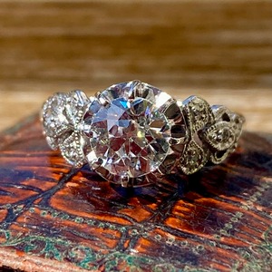 イギリス　アンティークリング～エドワーディアン時代から届いた大粒の光（推定1.2ct-1.3ctオールドヨーロピアンカットダイヤモンド）～DR00693