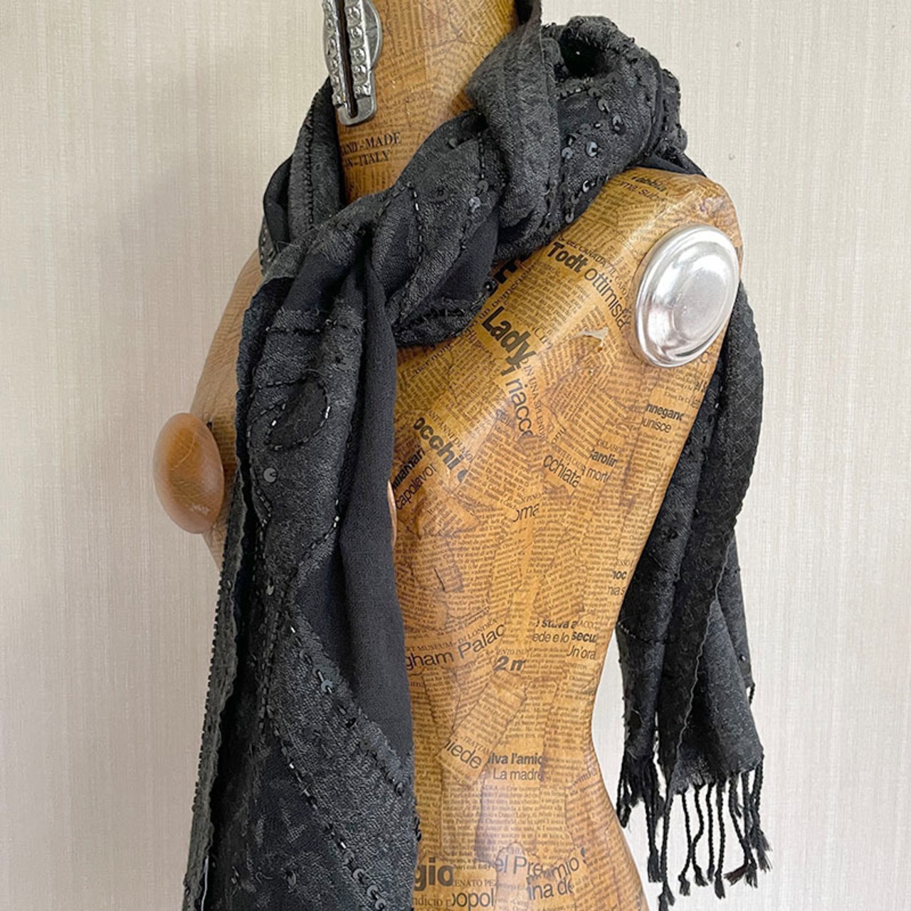 ストール　大判スカーフ　ウール　ZAPA　黒透け生地にビーズ刺繍 フリンジ 12ACdg19