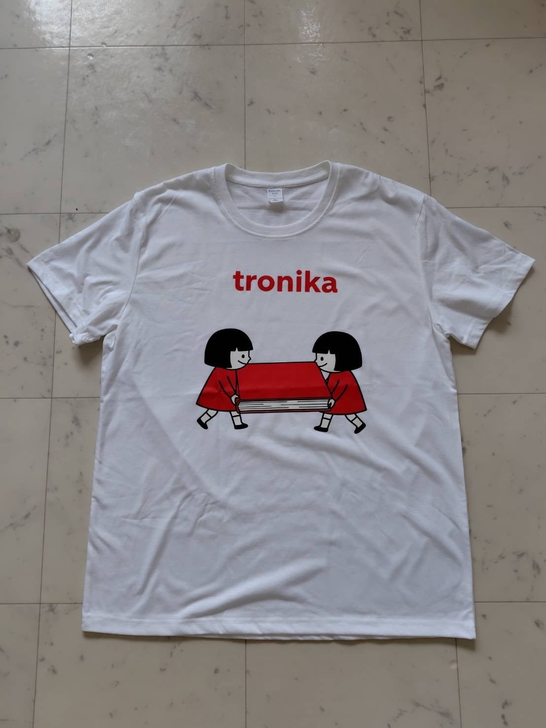 Tシャツ「トロニカ　双子イラスト　大きい本を運ぶ　白　XL」 - 画像1
