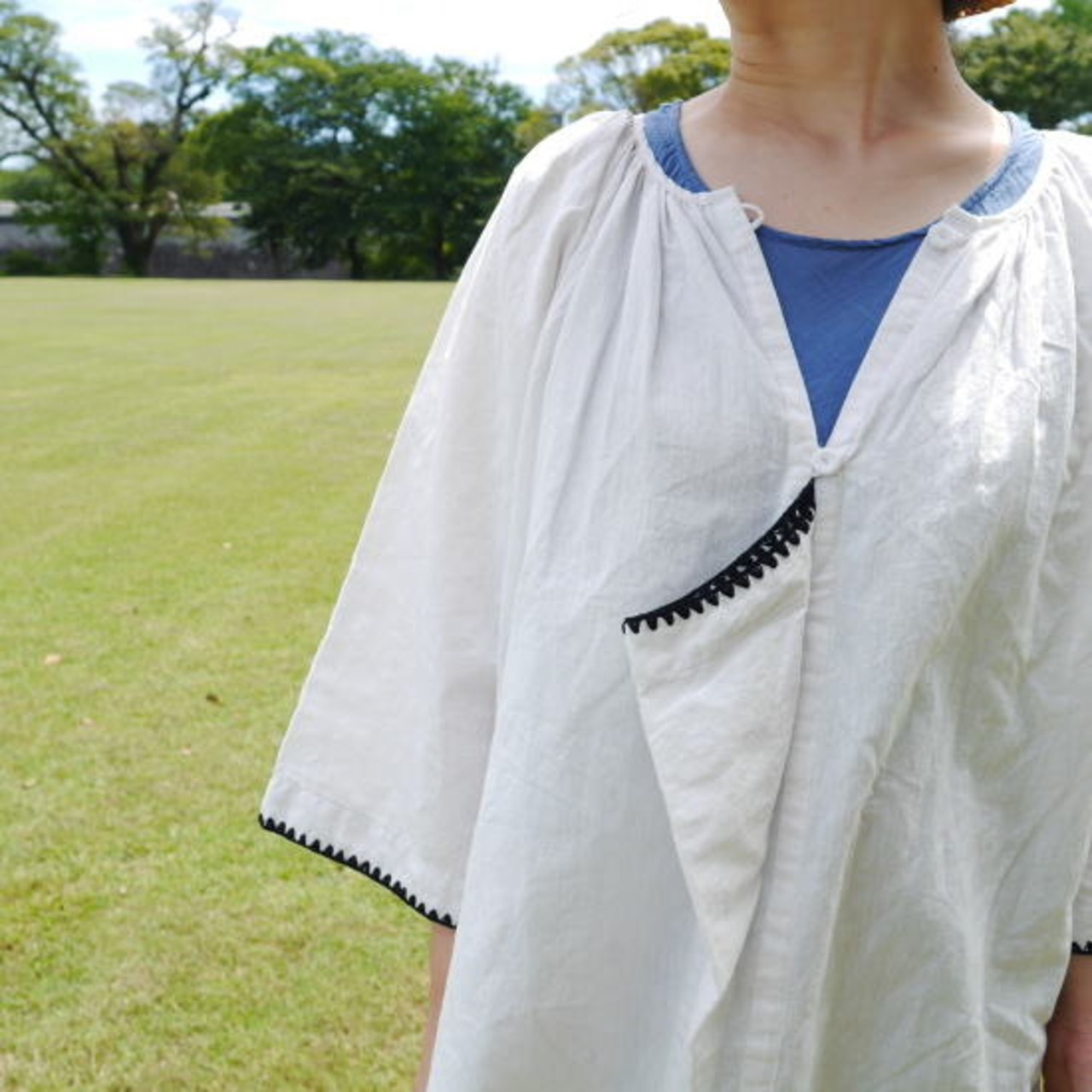 homspun(ホームスパン) ブランケットステッチスモック　アイスグレー×ブラックステッチ