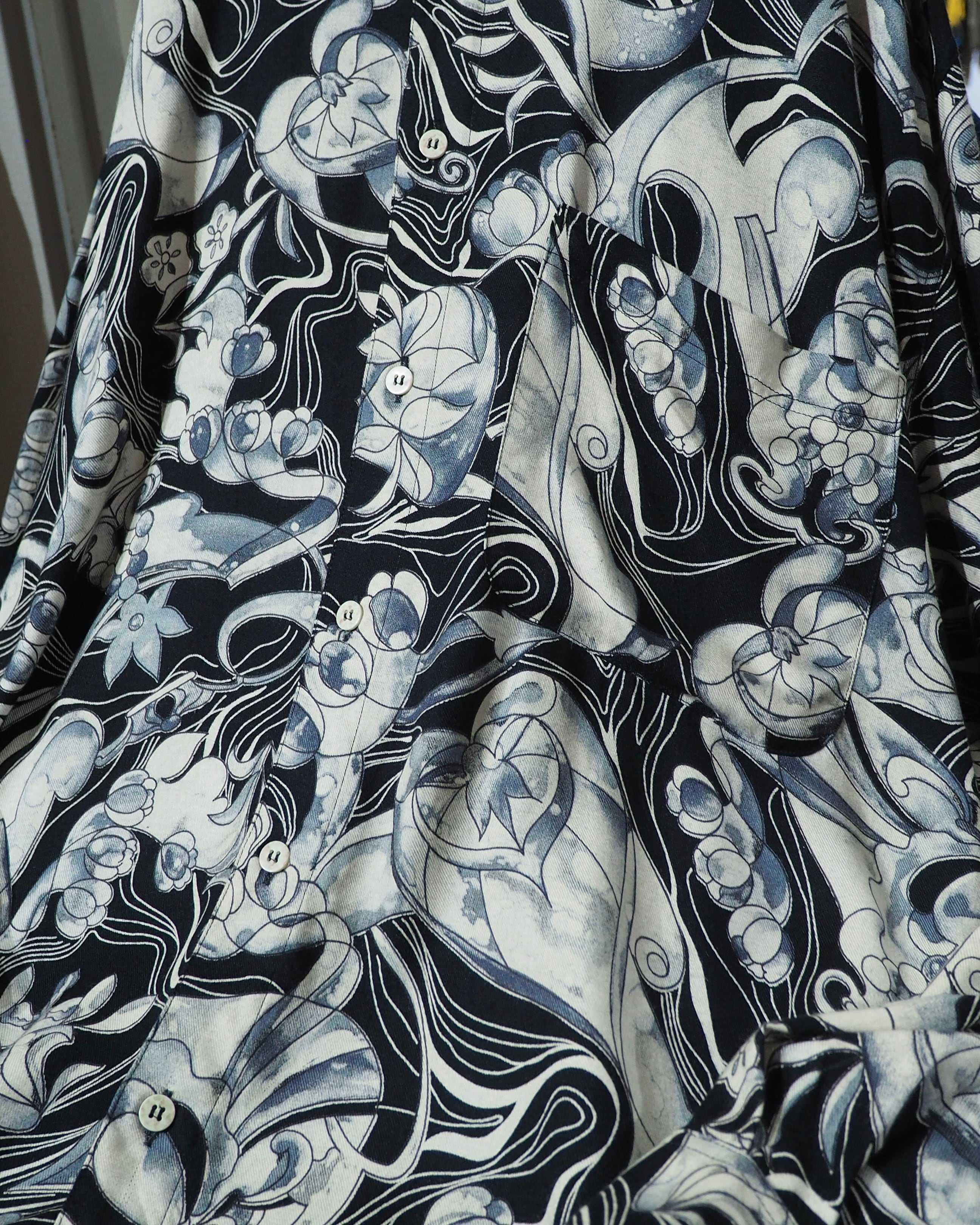 1990s " Made in Italy " Beautiful Monotone Flower All Over Pattern Vintage Loose Shirt