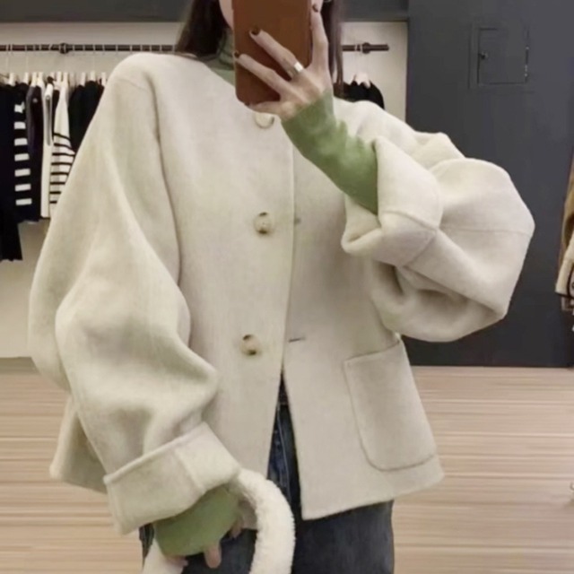 ノーカラー 大きめボタン ショートコート ジャケット レディース トップス コート アウター 上着 ノーカラーコート ショート 長袖 ラウンドネック 襟なし オーバーサイズ ポケット 前開き ボタン かわいい 大人可愛い きれいめ シンプル カジュアル 上品 おしゃれ こなれ感 エレガント 無地 春 秋 冬 ママ 通勤 学生 学校 通学 デート お出かけ 旅行 公園 女子会 休日 重ね着 暖かい 体型カバー 普段使い 着回し S M ゆったり 黒 ブラック ライトグレー オフホワイト ライトパープル