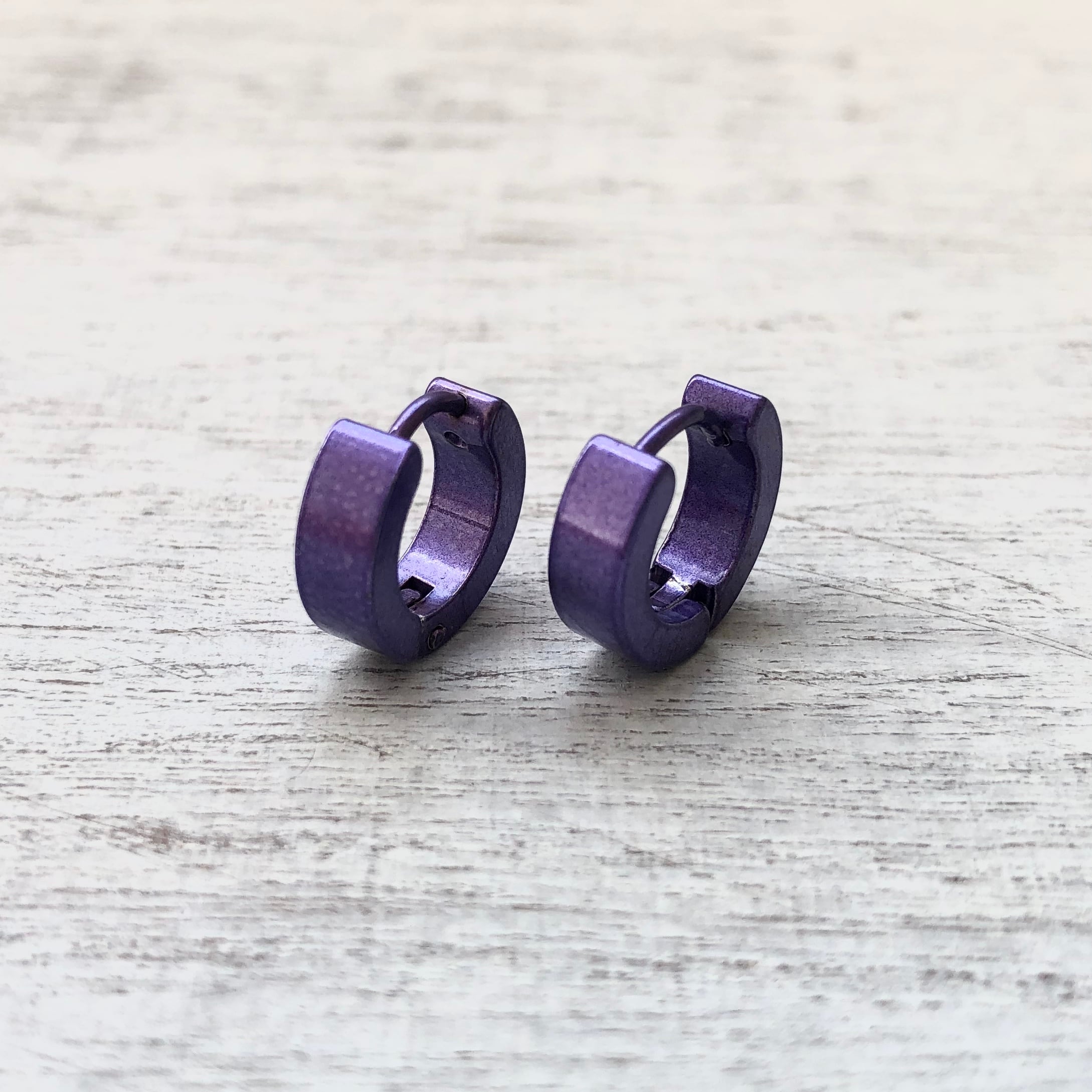 ステンレス製世界にひとつのオリジナルフープピアス 紫 パープル