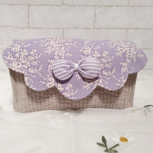 スカラップリボンの布バスケット　ヌビ　ライラック地に白い小花　ライラックのストライプのふわふわリボン